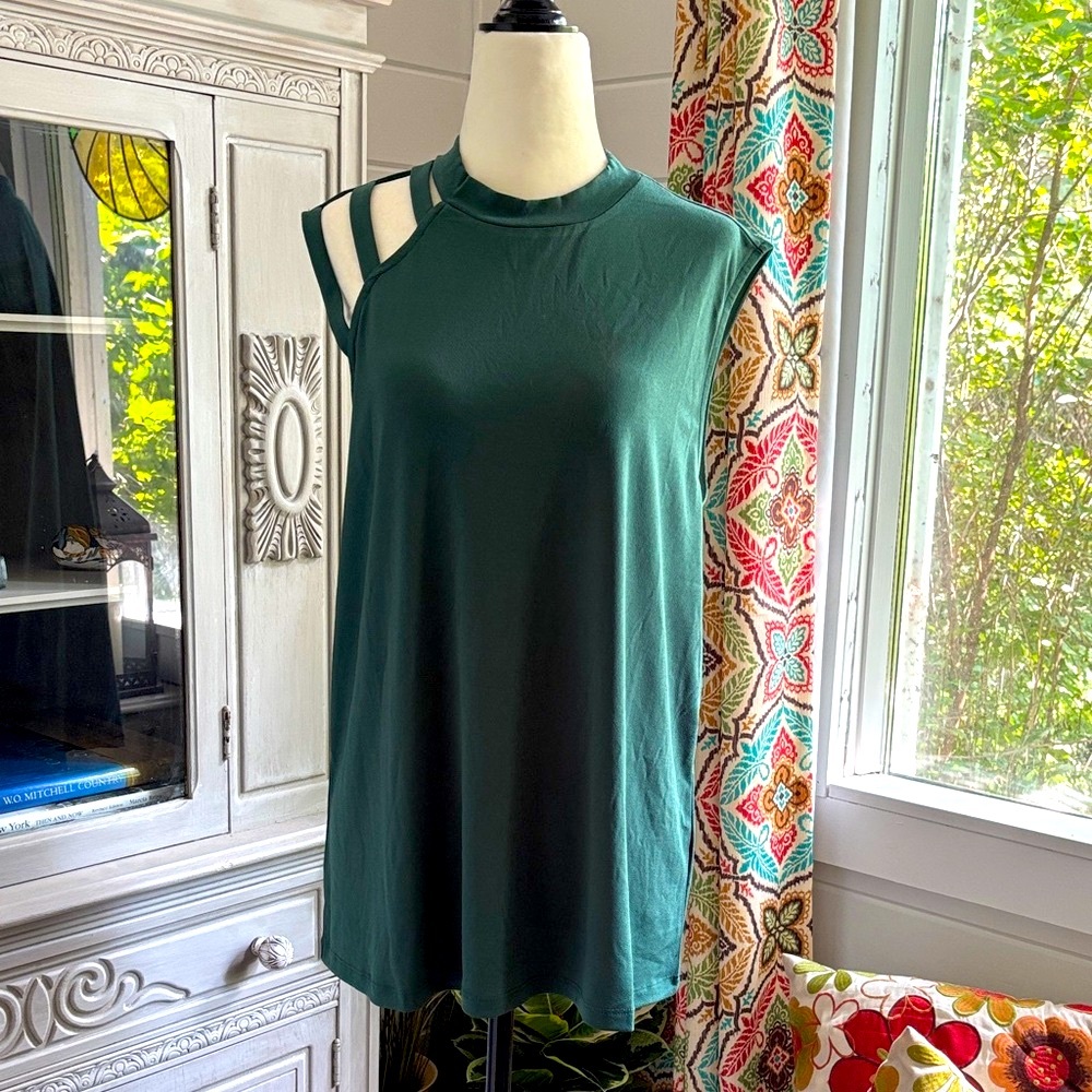 🆕 Ricki’s Green Sleeveless Women's Top, with cute shoulder detailing